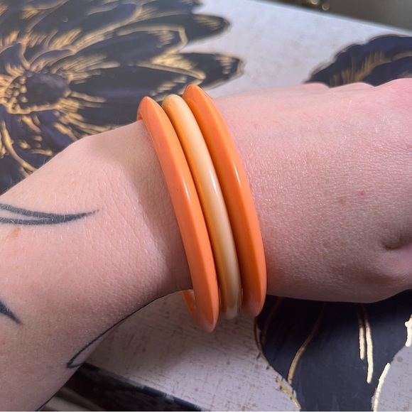 Vintage 70s Acrylic Pretty Orange and Cream Bangle Set of 3 B1 - Picture 7 of 7